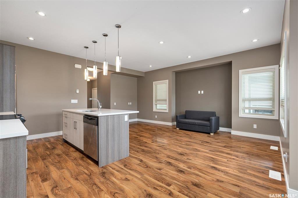 Willowgrove小区 1374尺 3房3卫联排出售，可步行至小学，公园，附近购物，高中。朝阳多窗户，安静边户，连房车库外加室外双车位，一楼挑高顶开放厨房餐厅客厅，厨房洗手间均为理石台面，抽油烟机外排。二楼3房间，主卧带独立洗手间。大露台。独立院子。安静封闭小区。 - 4