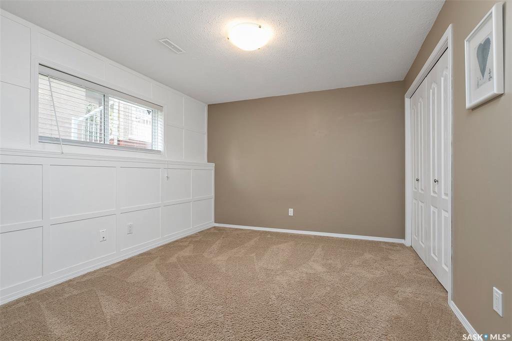 Willowgorve小区2005年建，接近1200尺错层独立屋出售，近Willowgrove小学，近St Joseph 和Centennial百年高中。共4房3卫（半地下有一办公室带窗户可用于第五个房间如果需要）。一楼挑高顶设计，主卧带完整洗手间，半地下大窗户 - 6