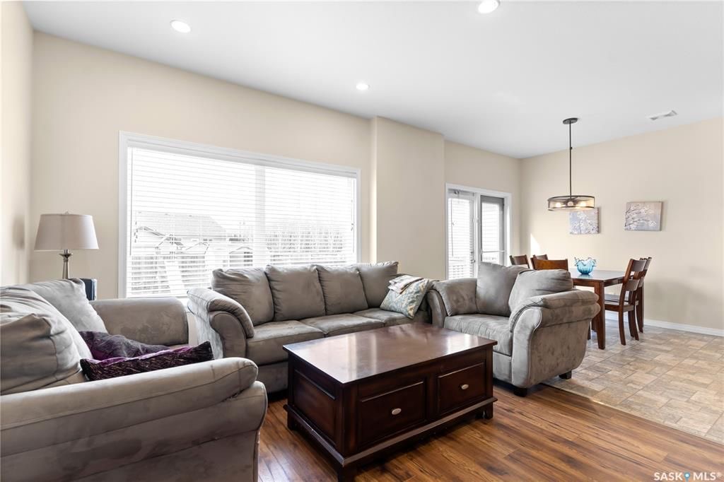 Stonebridge小区1619尺4房4卫独立屋出售。近小学，公园，购物等设施。带加热双车库，朝西大露台大院子。主层开放式设计，采光明亮，工程木地板，厨房带不锈钢家电，大储物间。二楼带一个超大多功能厅，另有三房两卫。主卧带独立洗手间。地下室装修有一房一厅一卫。房屋一二层大部分 - 6