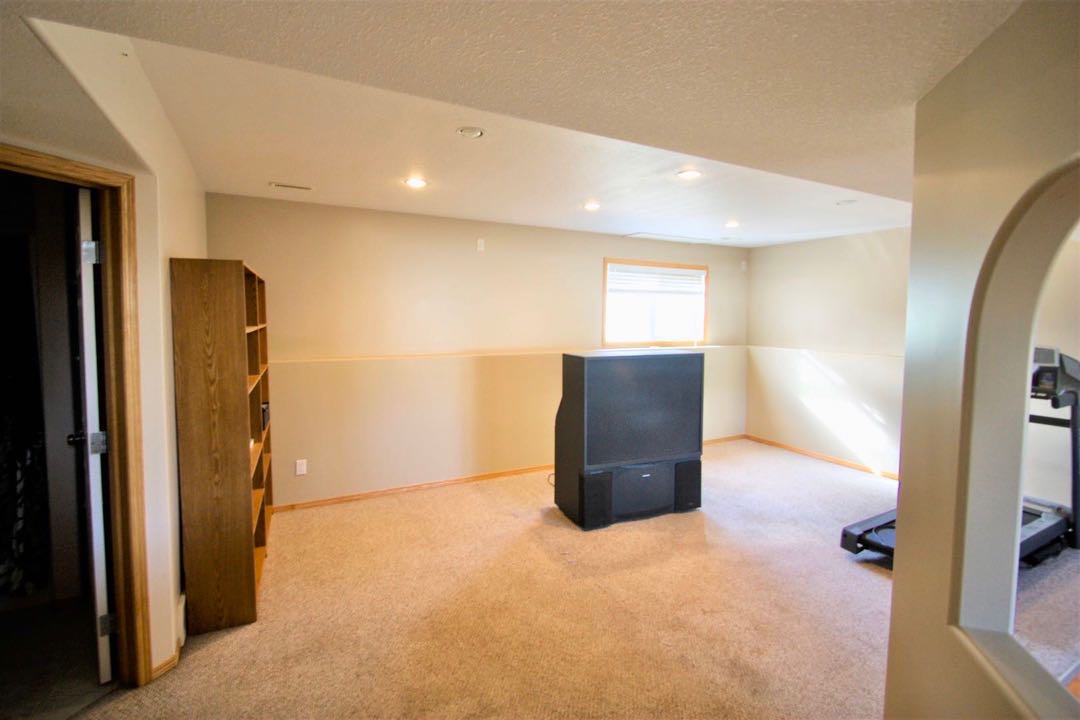 Silverspring 小区2002年1350尺错层独立屋整体出租，4房3卫（其中3房地面上，1房半地下）连房子双车库，不带家具，一年以上租约，$1750/月+水电气自付。 - 8