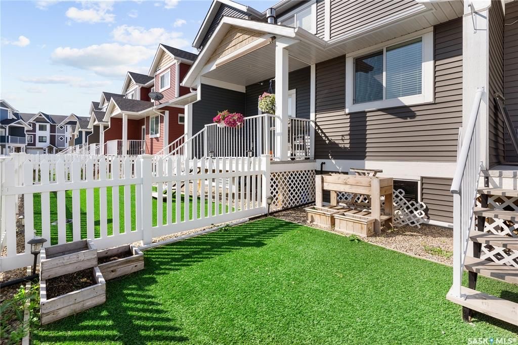 Warman临近高尔夫球场，2017年建1776尺3室3卫联排别墅出售。9ft挑高天花板，房屋保养好。一楼开放式设计，有一个壁炉，厨房带枫木带阻尼橱柜，石英石台面。二楼三间大面积房间，三个浴室和洗衣房。超大主卧带卫生间，装有多功能洗浴设备，双洗手台和步入式衣柜。地下室未装修，带大 - 21