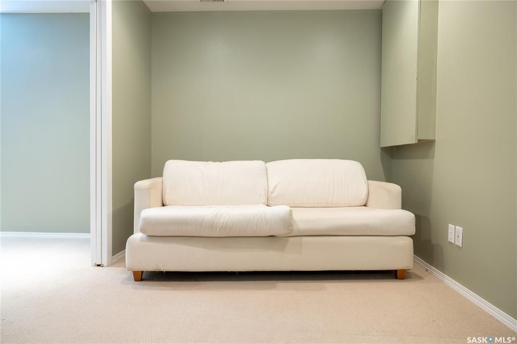 Arbor Creek小区 1364尺双车库联排边户出售。背靠绿地公园。位置安静便利。附近有小学，高中。多窗户大客厅，二楼2个大卧室外加一个大多功能厅。地下室装修有1活动厅带窗户外加完整洗手间。新换瓦片，刷漆，车库门 ，地板，部分家电。挂牌价格 $329900。详情联系Royal - 24