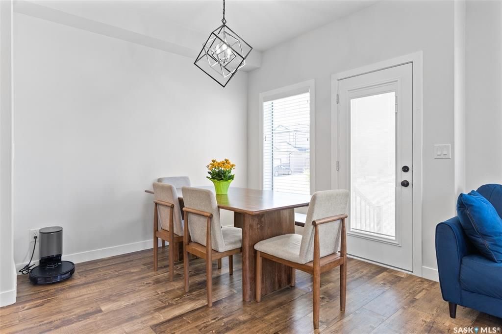 Evergreen小区2021年建1535尺3房3卫边户联排出售，带连房子双车库外加双车道，独立院子。一楼9尺层高，开放式设计，多窗户好采光。客厅带壁炉造型墙，厨房大理石台面，升级橱柜，另有独立收纳间，不锈钢家电，抽油烟机外排。二楼有3个大卧室外加一个多功能厅。主卧带步入式衣柜和 - 10