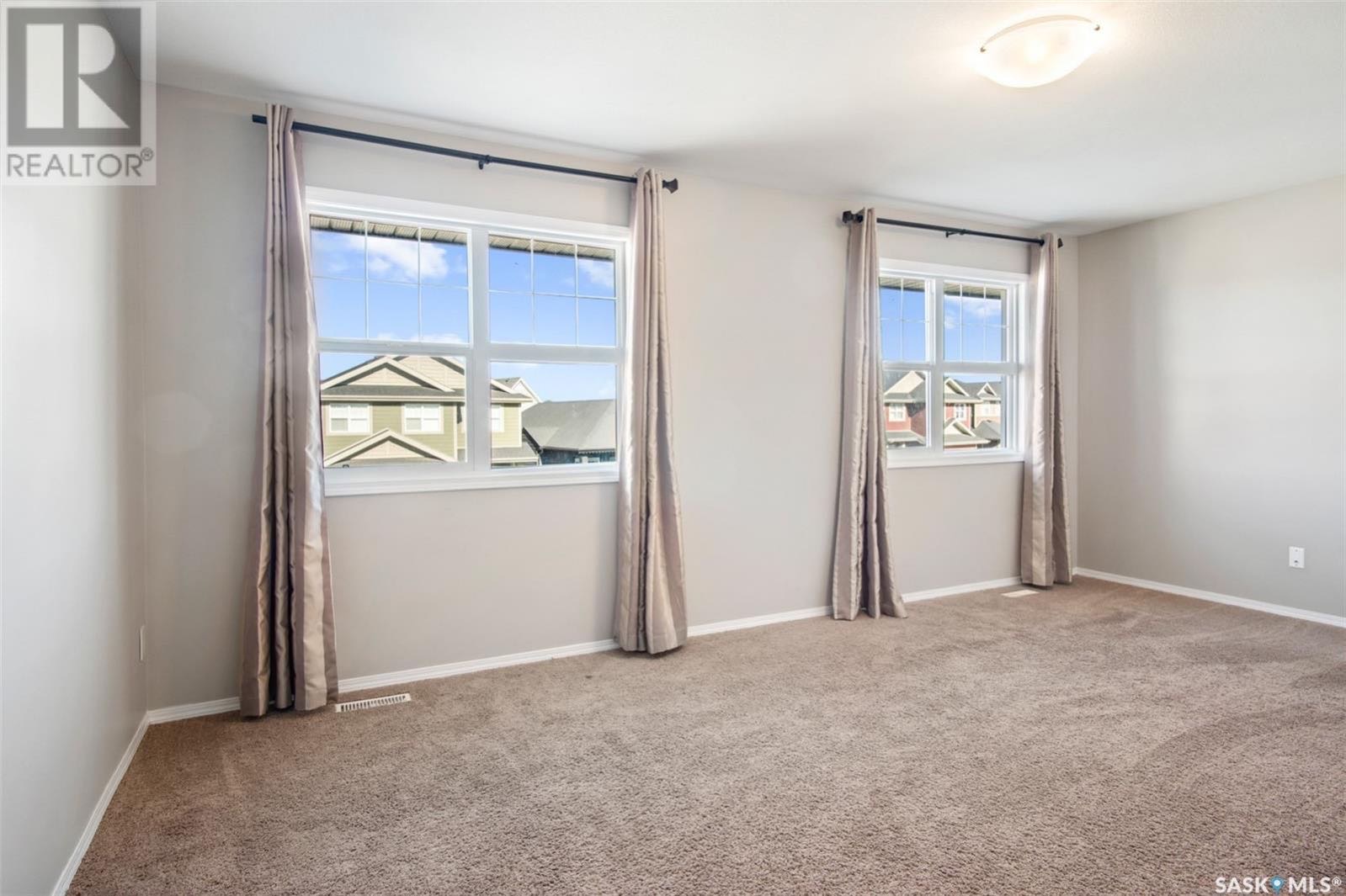 Rosewood小区2013年1722尺3房3卫双层独立屋出售。步行至公园，学校，近商业区，交通便利。一楼开放设计，客厅餐厅宽敞明亮。厨房空间大，大尺寸橱柜、大面积台面以及充足的储物空间。二楼三个大尺寸房间，和一个明亮宽阔多功能厅。主卧内有卫生间以及步入式大衣橱。地下室未装修，连 - 7