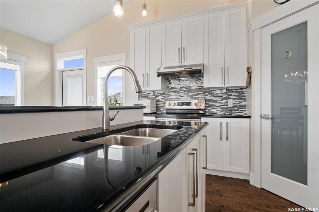 Evergreen小区核心安静路段 近1373尺5房3卫错层独立屋出售，步行至两所小学。高档装修，房屋年代新保养佳。超大多窗户，大尺寸房间，实木地板，厨房大理石台面，挑高层高，半地下室两房一厅一卫，大窗户，大活动室，好采光。挂牌价格：$539000。有意请联系Gary Gai - 5