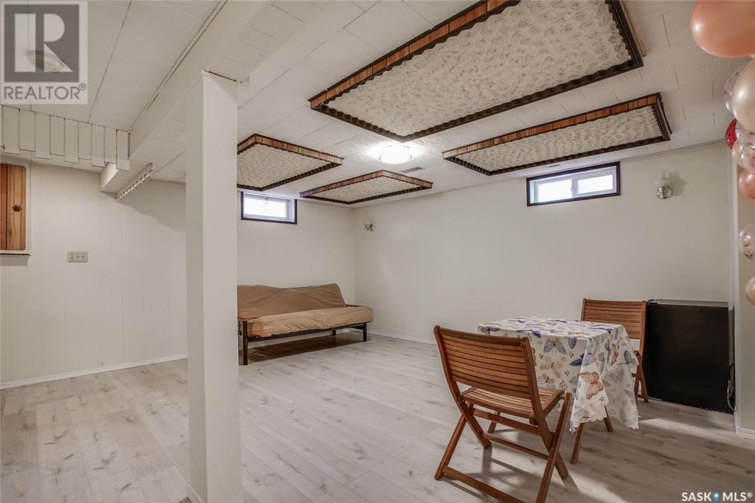 West College Park 近萨大8街双拼（一半）出售1066尺平层，带单车库，4房3卫，地下室装修有1房一厅一卫一书房。房屋彩光好，升级有洗手间，地板，锅炉，热水器，瓦片，室内门，部分家电，全新刷漆。挂牌价格：$309000。详情请联系地产经纪Gary Gai 盖王睿 - 8