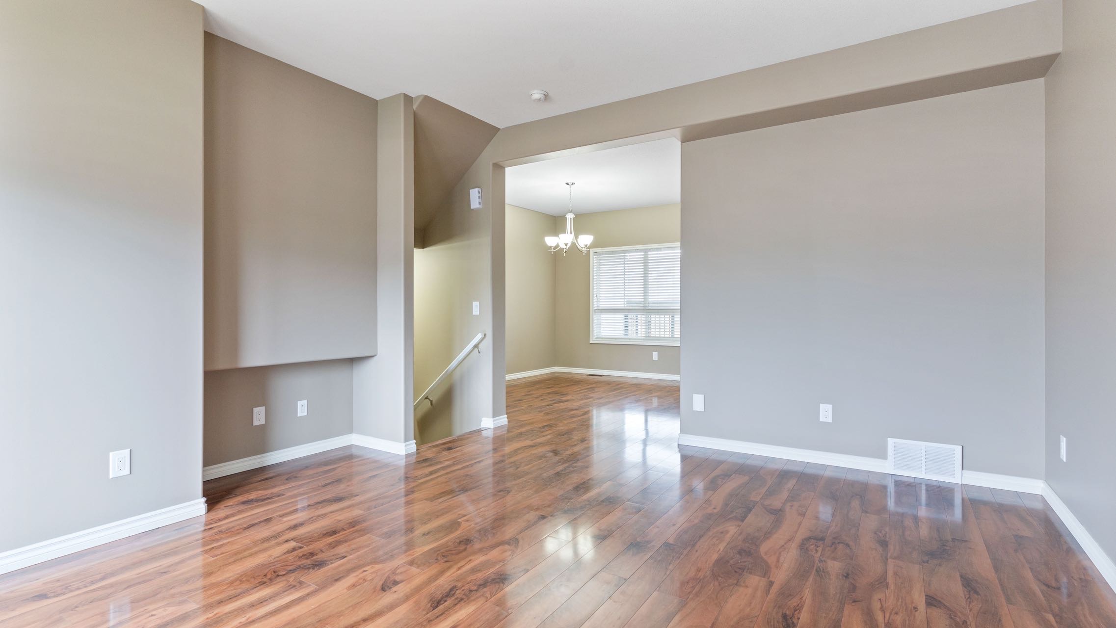 Willowgrove小区2012年建1315尺2房3卫联排别墅出售。房屋年代新，步行百米至两所小学和公园，近百年高中，近购物中心。一楼朝阳自然光充足，客厅宽敞明亮。9英尺挑高，高级复合板地板，全花岗岩台面，枫木橱柜，不锈钢厨房设备。二楼2个超大卧室均带独立洗手间和步入式衣柜。地 - 12