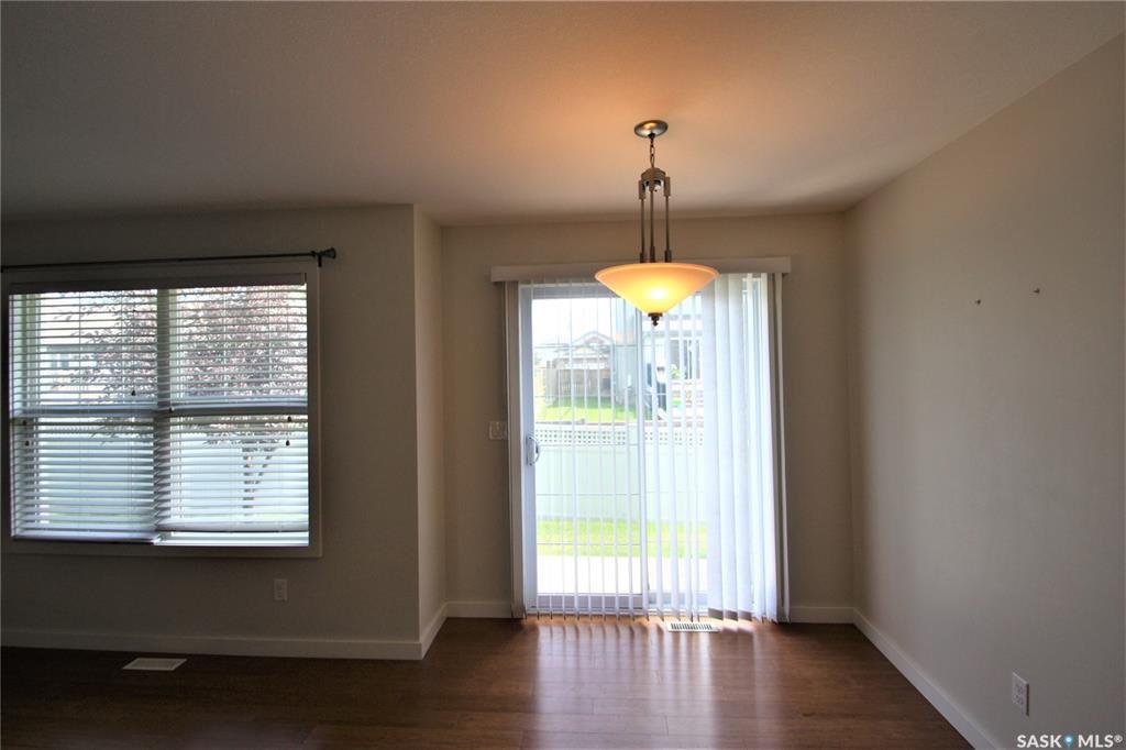 Stonebridge 小区2012年建，接近1245尺3房2卫联排出售，步行百米至Stonebridge小学，公园，附近购物，开发式设计多窗户好彩光餐厅客厅，二楼3个大房间，地下室未装修。连房子单车库外加一个地上车位。房屋保养好。挂牌价格：$264900。详情请联系Royal - 7