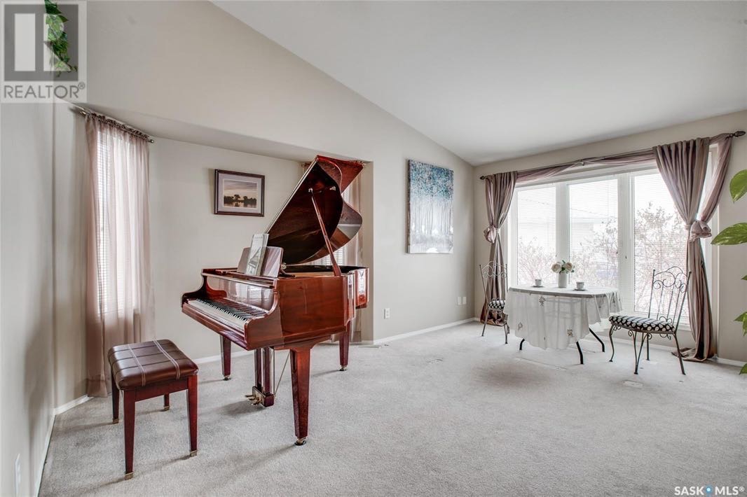 高档社区Briarwood稀缺近一万尺地块，1756尺独立屋出售，安静私密路段。保养极佳4 房3全卫 （4房均在地面以上）双客厅，双餐厅，挑高顶，PVC大窗户，换风系统，地下喷淋！ 超大扇形成熟大院子！挂牌价格 $494900。详情联系地产经纪Gary Gai 盖王睿  - 6