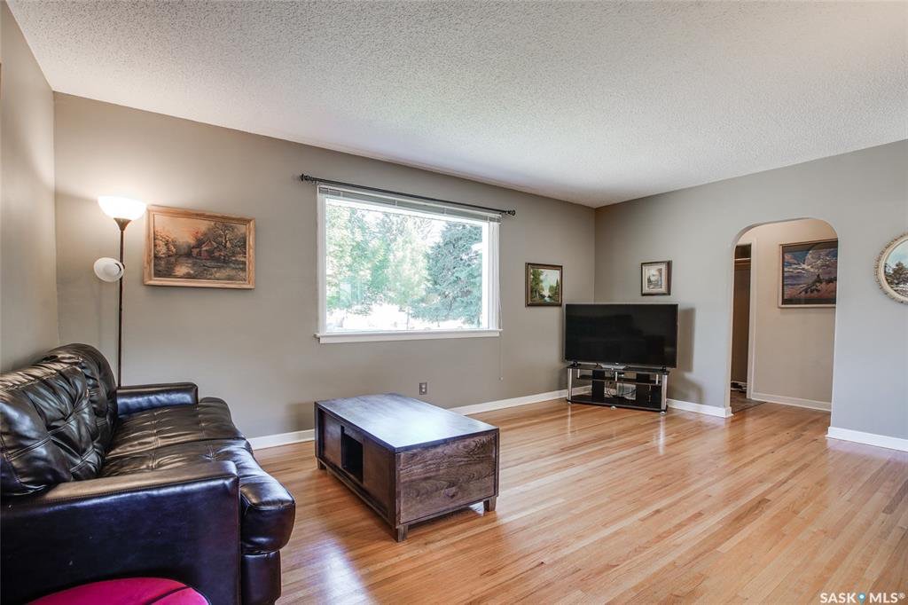 Holliston 小区R2地块，安静街区，步行100米至8街。近1000尺，4房2卫独立屋出售，房屋保养好，窗户，瓦片，锅炉，热水器，厨房橱柜台面，部分卫浴设备已更新升级。大院子，大尺寸双车库。房屋阳光充足，好采光，地下室完整装修，大窗户明亮。挂牌价格：$385000 - 5