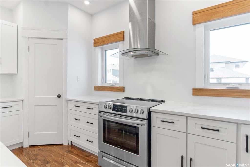 Aspen Ridge小区超大尺寸2016尺两层独立屋出售。好采光，保养如新，高档装修：9尺层高，实木地板，大理石台面，壁炉，不锈钢家电。主层有额外书房，二楼4个大卧室，地下室保温完成。带露台和独立双车库。挂牌价格：$499000。 有意请联系地产经纪Gary Gai 30634 - 9