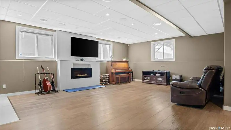 Willowgrove小区1676尺5房3卫错层独立屋出售，绝佳路段背靠农地美景，私密无遮挡视野，可赏极光。开放式设计，挑高尖顶，额外采光天窗，实木地板，大理石台面，主卧带步入衣柜独立洗手间带按摩浴缸，半地下室大窗户9尺层高，2房1超大活动厅。双车库带保温，大后院双层大露台。房屋 - 23