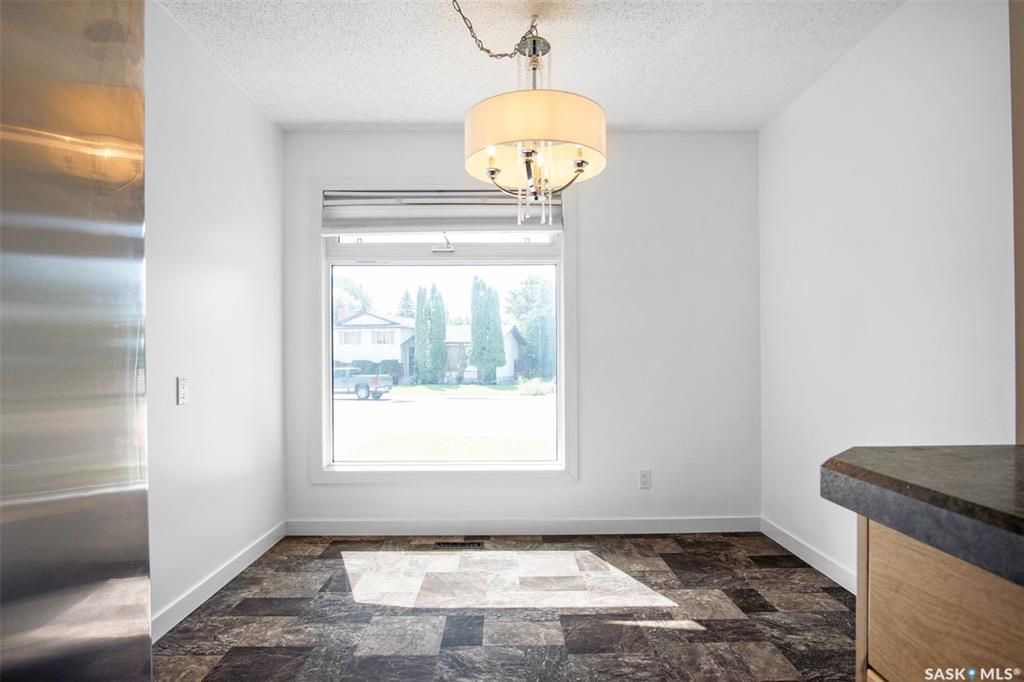 Wildwood小区错层结构3房2卫独立屋出售。位置优越，步行至Central Mall ，8街购物，学校，公园。全新刷漆，更新枫木厨房，更新窗户，屋顶瓦片，洗手间翻新。私密成熟大后院，连房子单车库外加双车道停车。房屋格局采光好。挂牌价格：$379000。详情请联系地产经纪Gar - 15