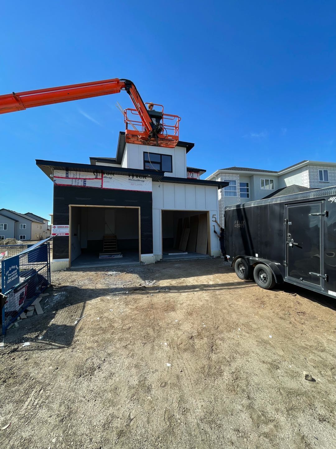 Aspen Ridge小区3房3卫1880尺独立屋预售。约9月中下旬完工，周围环境优美，步行可达湿地公园。全新房子，高档中世纪现代装修风格，全屋装有三层窗户，每层层高高度9 feet。开放式大厨房带充足储物空间，厨房功能齐全，全大理石台面，高级复合地板。客厅有60寸壁炉。房子后院 - 4