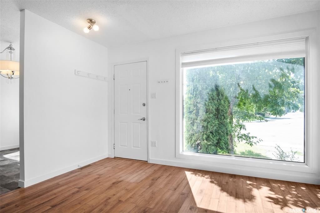 Wildwood小区错层结构3房2卫独立屋出售。位置优越，步行至Central Mall ，8街购物，学校，公园。全新刷漆，更新枫木厨房，更新窗户，屋顶瓦片，洗手间翻新。私密成熟大后院，连房子单车库外加双车道停车。房屋格局采光好。挂牌价格：$379000。详情请联系地产经纪Gar - 7