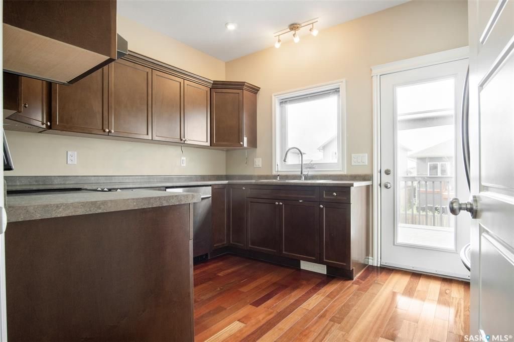 Stonebridge小区4房3卫错层独立屋出售。步行百米两所小学，购物，公园等一切设施。North Ridge建商，9尺层高，实木地板，升级封闭厨房（额外加多橱柜及台面，不锈钢家电）。多窗户采光好。主卧带独立洗手间和步入式衣柜。地下室9尺层高，超大窗户，明亮如地面，合成板地板， - 15