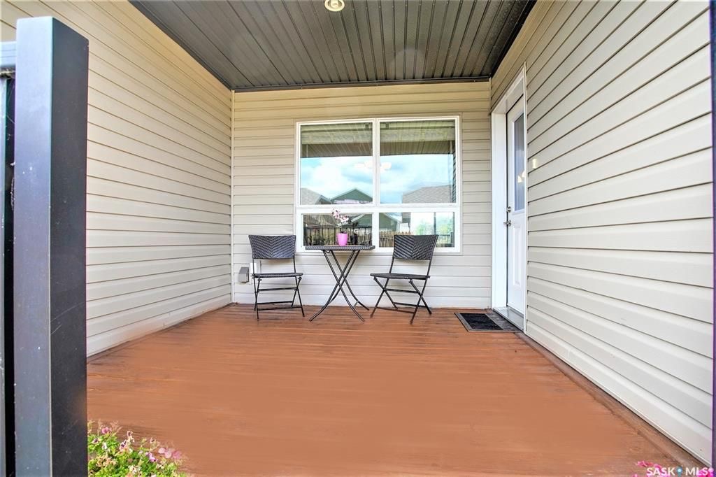 Willowgrove小区2012年建1320尺3房3卫联排别墅出售。房屋年代新，步行百米至两所小学和公园，近百年高中，近购物中心。一楼朝阳自然光充足，客厅宽敞明亮。9英尺挑高，高级复合板地板，全花岗岩台面，枫木橱柜，不锈钢厨房设备。二楼2个超大卧室均带独立洗手间和步入式衣柜。地 - 16