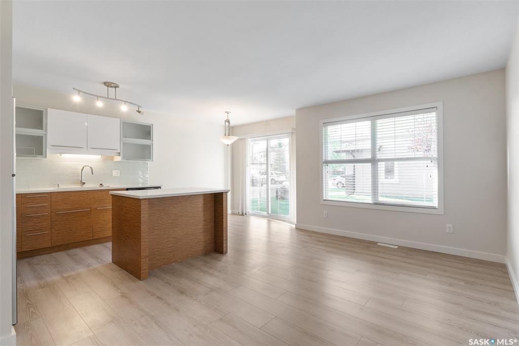 Stonebridge边户3房3卫地下室装修安静联排出售。2011年建，步行至小学，购物，公园。背靠私密绿地，好采光，高档装修，新换地板，大理石台面，现代橱柜，不锈钢家电。全新刷漆。二楼3个大房间尺寸足。地下室完全装修有一个大家庭厅一个独立洗手间。另有连房单车库，中央空调，中 - 5