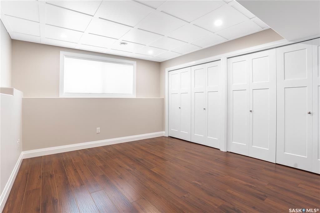 Willowgrove小区Royalty建商2010年建1284尺错层4室3卫独立屋出售。步行近公园，学校，购物。高档装修配置：挑高层高，实木地板，厨房大理石台面升级橱柜搭配背景墙砖，不锈钢家电。超大主卧带步入式衣柜，豪华洗手间全墙贴砖，带按摩浴缸。半地下室大窗户专业装修有1房1 - 21