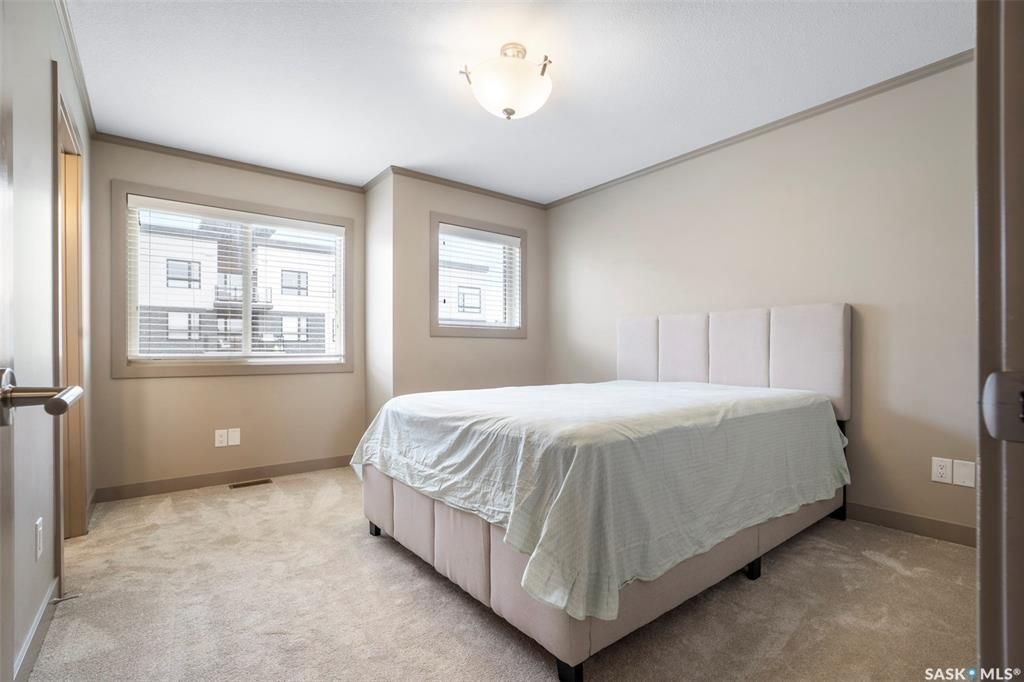 Evergreen小区核心路段2014年建1347尺4房4卫边户双车库联排别墅出售。房屋状况如新，可步行至小学和公园，近高中近购物。一楼客厅宽敞明亮，9英尺层高，高级复合板地板，全花岗岩台面，白色经典橱柜带阻泥，厨房不锈钢家电齐全。二楼洗衣房，超大主卧带完整洗手间和步入式衣柜。地 - 17