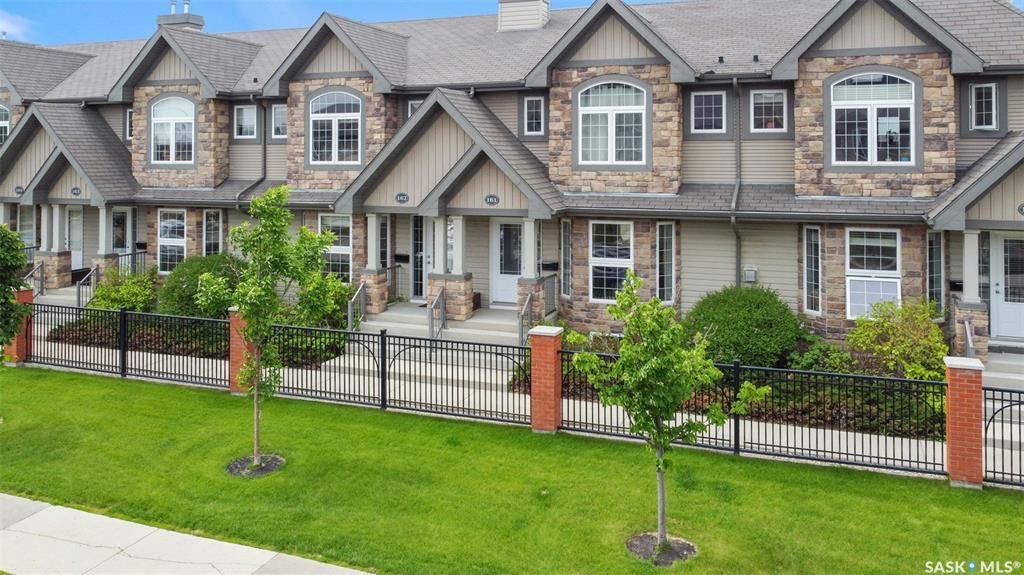 Willowgrove小学边3房4卫联排出售。步行至百年高中，公园超市购物，封闭小区1330尺，2007年建，保养如新。一楼大厅实木地板，枫木橱柜大厨房，2 楼两个大卧室各自带独立洗手间，地下室装修一房一厅一卫。另有一车库一车位。挂牌价格 $329900。详情联系Royal Le - 7