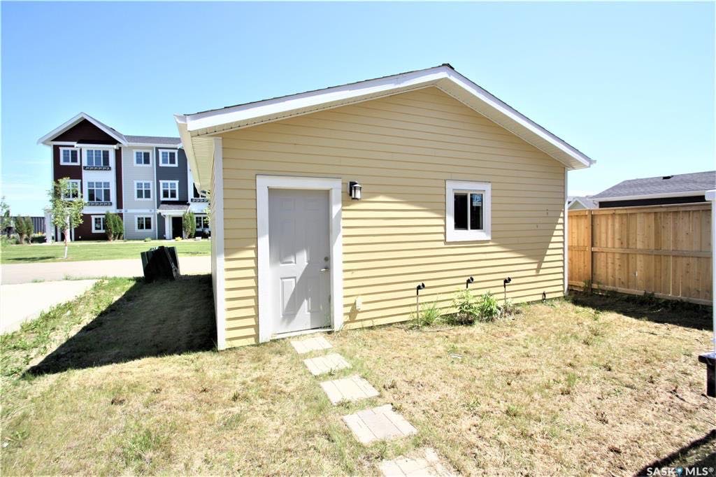 状况如新，rosewood小区接近1400尺独立屋出售，2015年建，高档装修，一楼9尺层高，高档合成板地板，理石台面，不锈钢家电，二楼3大卧室，主卧带完整洗手间，地下室未装修但有独立出入口。后院完成大露台外加加大双车库。挂牌价格：359900 - 7