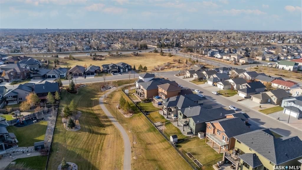 Willowgrove小区2009年建5室4卫地下室步出式独立屋，位于安静街区，背靠公园，景色优美，周边生活设施齐全，交通便利。一楼餐厅宽敞明亮，全景大窗，采光极佳。厨房带大中岛，大量的储物柜，全瓷砖地板，可直接通往室外玻璃露台。客厅带天然气壁炉，立体环绕音响系统， - 4