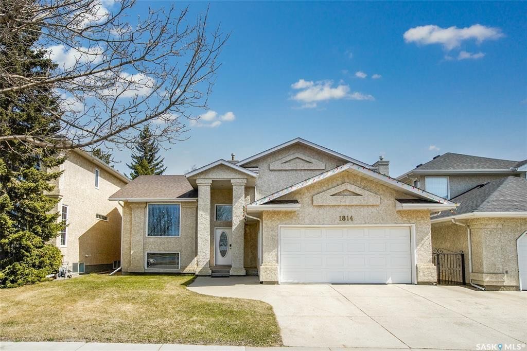 Erindale小区2016 尺湖景5房3厅独立屋出售。客厅和主卧可欣赏John Avant小湖公园，近Father Robinson和Dr John G Egnatoff小学。大窗户采光好，保养极佳，升级更新有：高效锅炉热水器（2018), 瓦片（2019），地板（2018 - 4