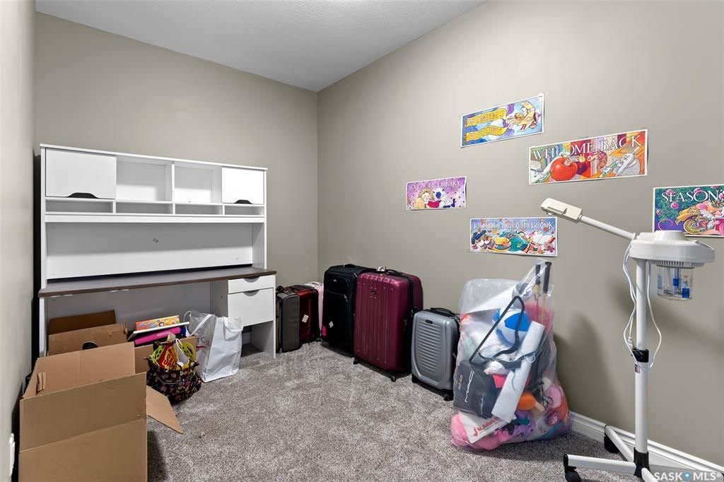 Evergreen小区近1500尺Jaylin Homes建商错层独立屋出售，5房3卫2书房，半地下室带合法出租2房1厅1厨1卫分电表，独立出入独立洗衣烘干，另有1房1厅1书房空间用于主层住户使用，高档装修，连房加大尺寸双车库，超大扇形地块，免维护带棚露台，三层窗户。主层9尺高天 - 16