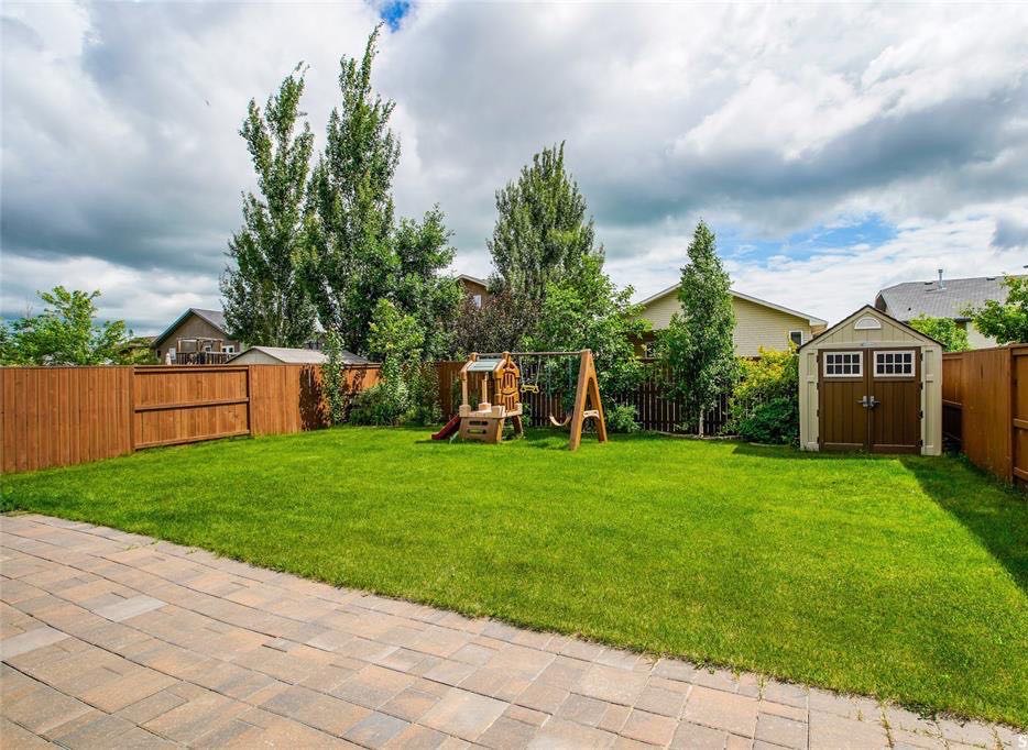 Willowgrove小区双层独立屋出售，位置处于小区中心最佳路段之一，安静宽敞街道，西人好邻居，可步行至两所小学及公园，同时也近附近商圈和两所高中（Centennial Collegiate 和 St Joseph High School）4房4卫 - 4