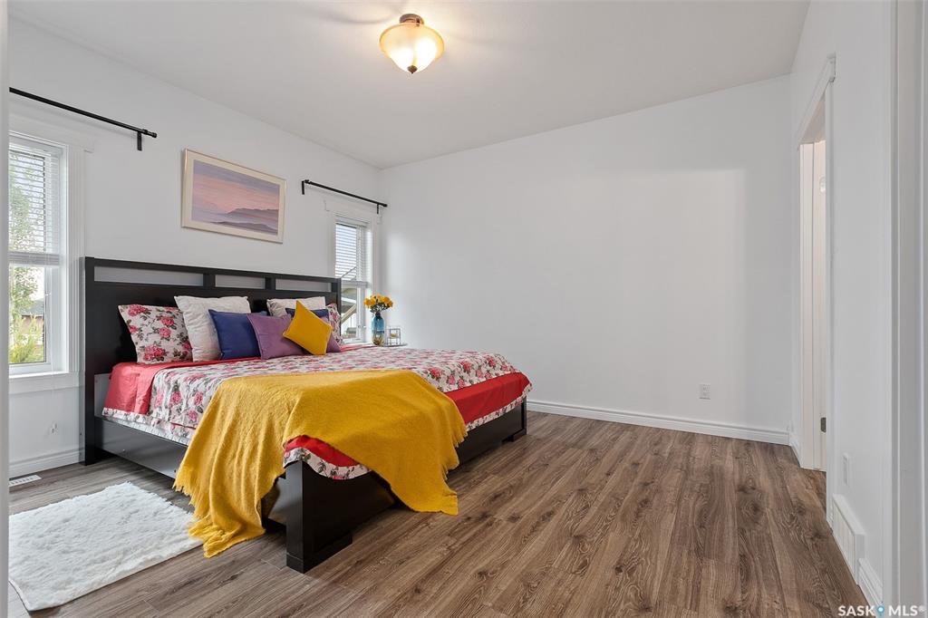 Briarwood小区1476尺错层独立屋出售，面对公园，私密好景致，2008年建，保养极佳。4房3卫，挑高顶，大客厅，大尺寸房间。大院子私密性好。地下室完整装修，大窗户。加大尺寸双车库，室外三车道。另配高效锅炉热水器，新风系统。挂牌价格：$559000  - 6