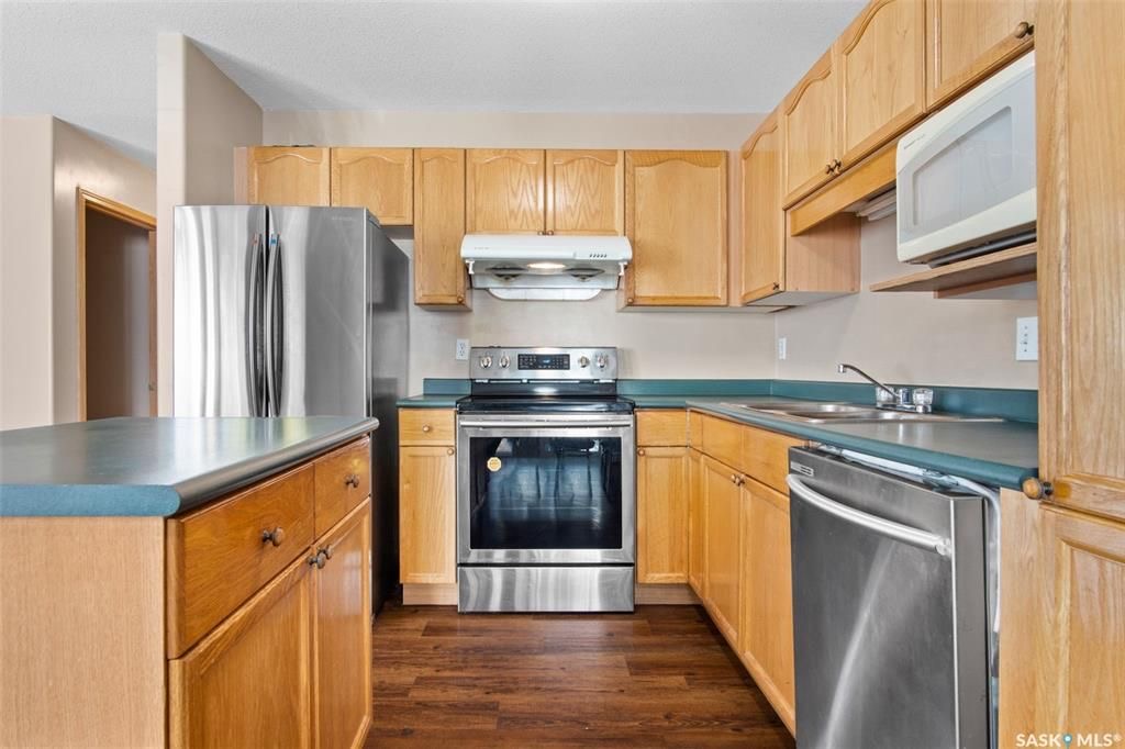 Erindale小区核心地段3室联排出售。1230尺，安静边户，多窗户，采光极好。步行百米至两所高中（百年高中，St Joseph），两所小学(Dr. John G. Egnatoff School and Catholic Father Robinson school)，附近商 - 11