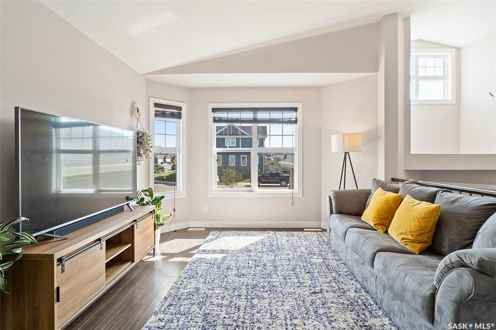 位于Stonebridge 小区紧靠公园绿地，近小学，购物设施，2015年建1249尺Bi Level错层独立屋5房3卫含2室一厅合法出租地下室，出售。 保养如新，大窗户采光好，高档装修，地下室有额外活动空间用于房主使用，外加地下室两房合法出租套间（独立出入，独立电表，独立厨房洗 - 7