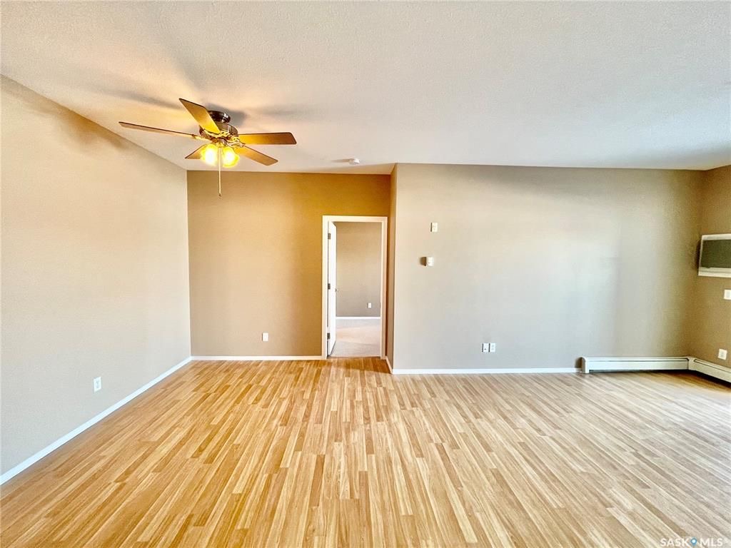 University Heights小区1000尺2房2卫高档公寓出售。2004年建，带1车库1车位。挑高层高，带独立阳台储物间，全新刷漆。楼内有健身房会议室。步行至百年高中，小学，公园，购物超市。挂牌价格 $199,900。详情联系地产经纪Gary Gai 盖王睿 306341 - 6