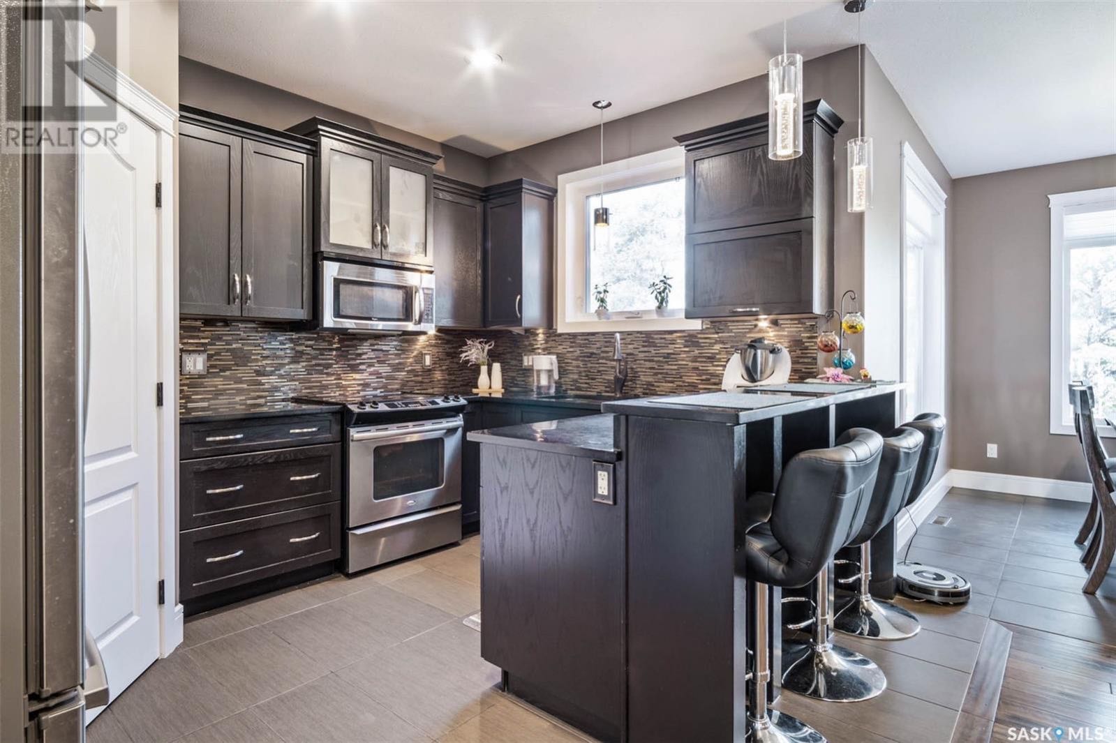 EVERGREEN小区2012年建2305尺5室4卫双层独立屋出售。位置极佳，背靠绿地公园。近学校，购物中心，交通便利。全屋高品质装修，中央空调，吸顶音响系统，实木地板，大窗户好风景。花岗岩台面，水晶花纹背板，带阻尼橱柜，餐厅宽敞明亮可以看到后院草地。一楼挑高9英尺，带独立书房/ - 6