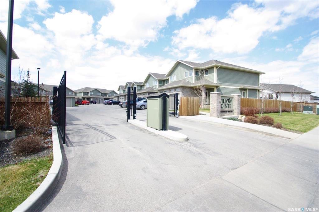 Willowgrove小区4室4卫联排出售，步行到小学高中商圈，安静边户多额外窗户，加大独立院子，连房子车库外加双车位。高档装修高顶理石台面，二楼两个超大卧室各带独立洗手间。地下室装修有2室一厅一卫。有意联系地产经纪盖王睿Gary Gai 3063413677微信gary3677 - 2