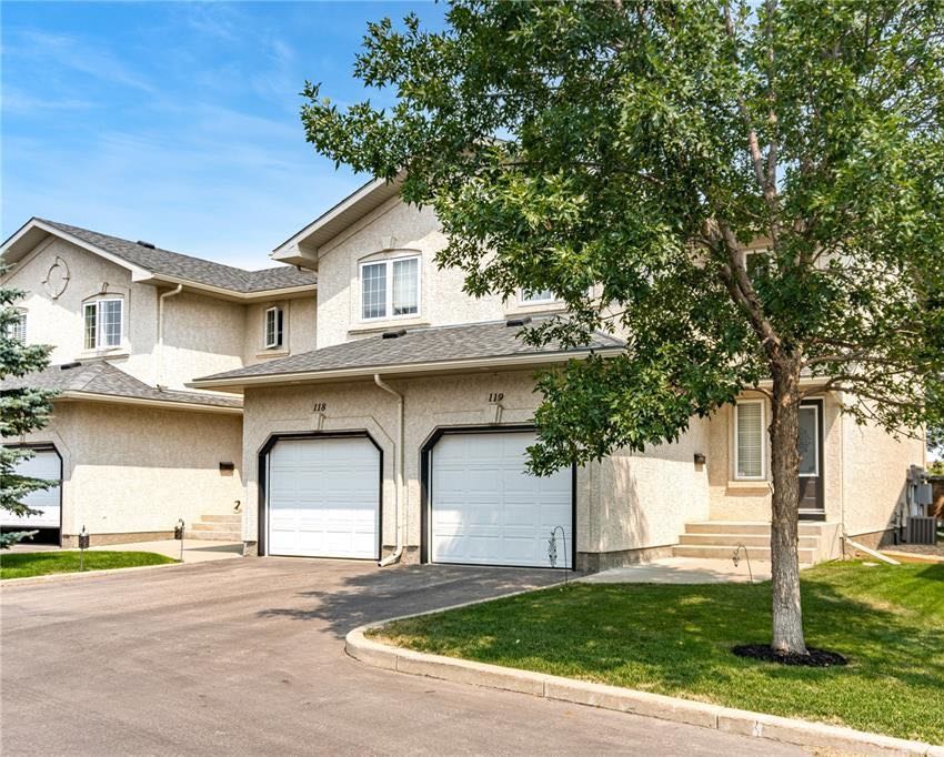 Briarwood小区低密度私密联排出售3房2卫，边户多窗户采光好，安静私密露台绿地，背面没有邻居。二楼三个大尺寸房间，地下室（带窗户）1超大多功能厅，保养如新更新有实木地板等。挂牌价格 $294900。详情联系地产经纪Gary Gai 盖王睿 3063413677 微信：ga - 4