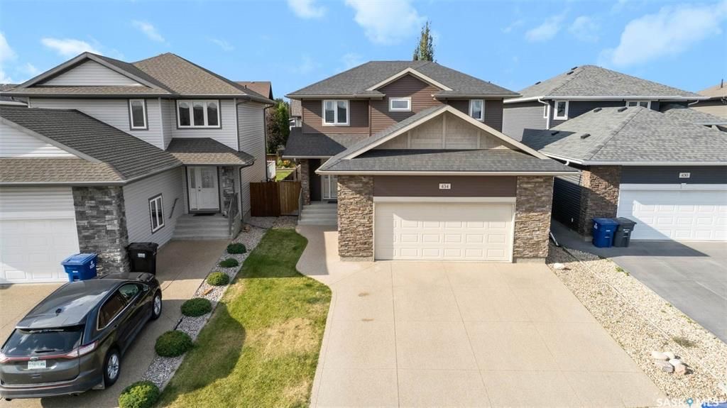 Stonebridge小区步行300米至小学，购物，4房4卫完全装修独立屋出售。2013年建造，安静私密路段，不靠主马路，近社区大公园。 1楼大客厅大窗户好采光，白色现代橱柜，不锈钢家电，充足操作台及收纳空间，2 楼3个大卧室，主卧带独立洗手间步入式衣柜。地下室完全装修有1大家庭 - 4