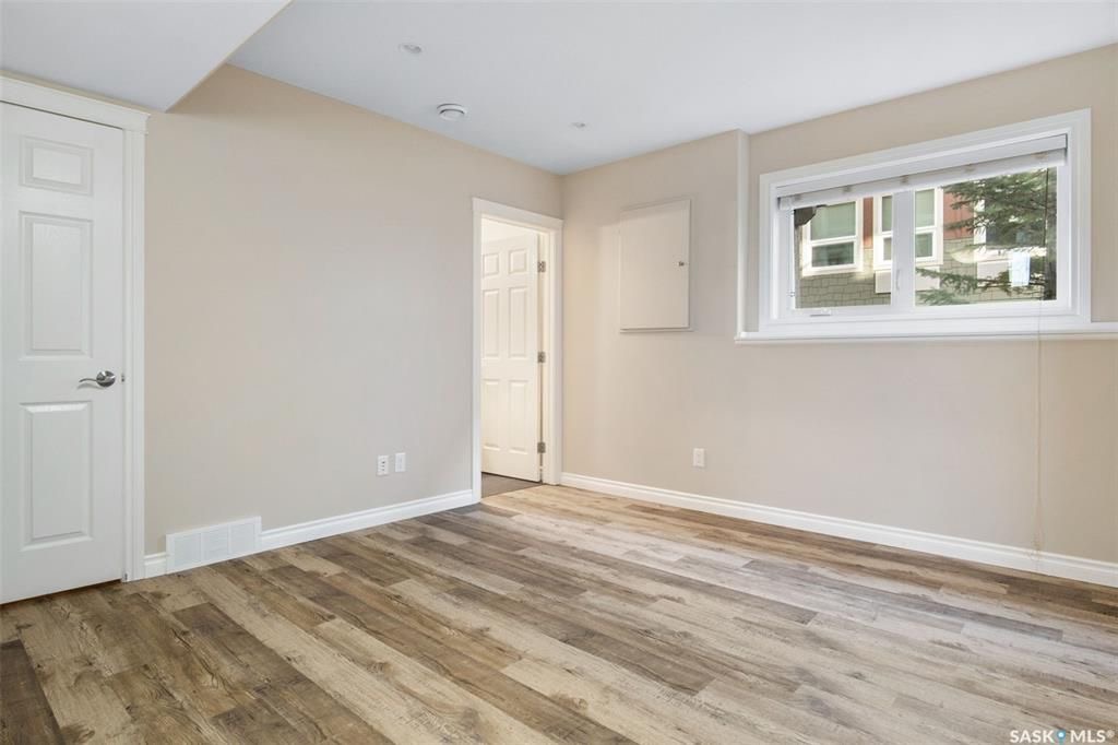 Stonebridge小区4房4卫翻新升级联排出售。近1500尺超大面积，步行至周围小学，公园，购物。大厅12尺挑高，全屋大部分全新换合成板地板，全屋全新刷漆，厨房枫木橱柜大理石台面，楼上3个大卧室，主卧带步入式衣柜和独立洗手间，半地下室完全装修好一房间/活动厅，大窗户外加洗手间 - 20