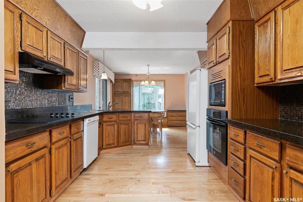 2042尺大面积独立屋位于Eastview小区最优路段之一，近小学和market mall购物。5房3卫，房屋保养状况极好多窗好采光，房屋大件近期都已更新升级室外私密成熟大院子外加单车库多车道。有意请联系地产经纪盖王睿Gary Gai 3063413677 微信gary3677 - 4