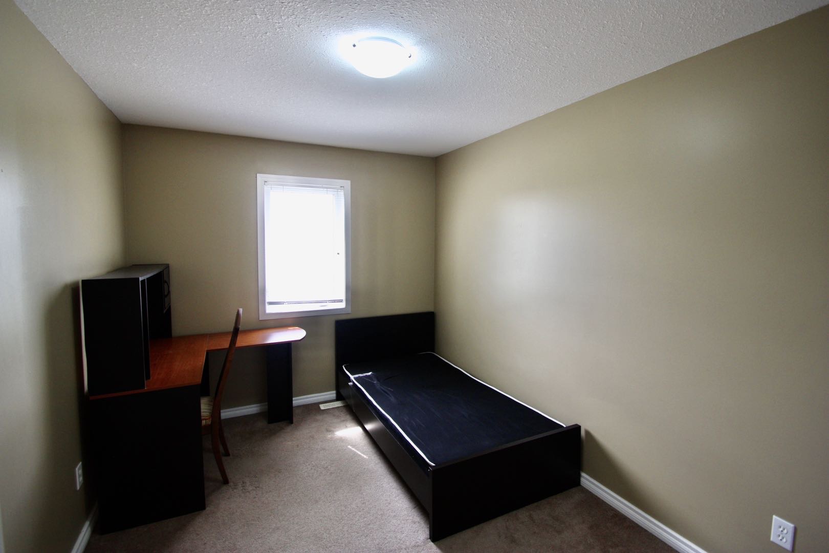 Briarwood小区3房3卫联排屋出租，地下室完全装好。带连房子单车库外加一个室外车位。2003年建，约1250尺。带部分基本家具。$1650/月 包水，物业包除草除雪。一年起租，不分租，不抽烟，不养宠物。希望租客干净整洁守信讲理。有意请联系 Gary 3063413677 微 - 6