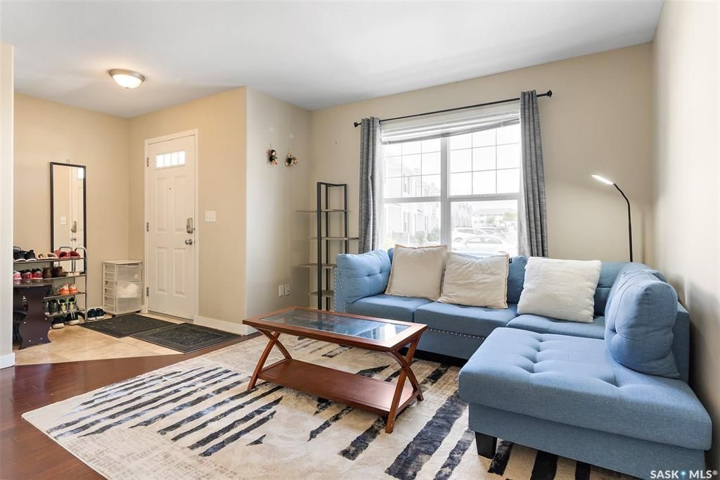 Lakewood小区2003年建3室2卫湖景联排，后院紧邻小湖公园绿地，好风景，好采光。房屋保养好，带双车位，新装中央空调，新换洗衣机，洗碗机，微波炉抽油烟机。客厅实木地板。可以步行至附近商业购物方便，近小学。状况好，保养如新，开价$239000。 有意请联系地产经纪Gary G - 8