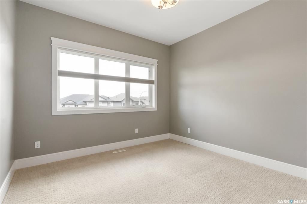 Rosewood小区核心安静路段，步行至小学公园，近2600尺5房5卫豪华装修独立屋出售。一楼入户挑高顶，超大独立办公室，实木地板，10尺层高，超大客厅天然气壁炉，开放式厨房，枫木橱柜到顶，大理石台面，天然气明火炉头。 二楼4房3卫。主卧带干湿分离洗手间地热，双洗手台，步入式衣柜 - 28