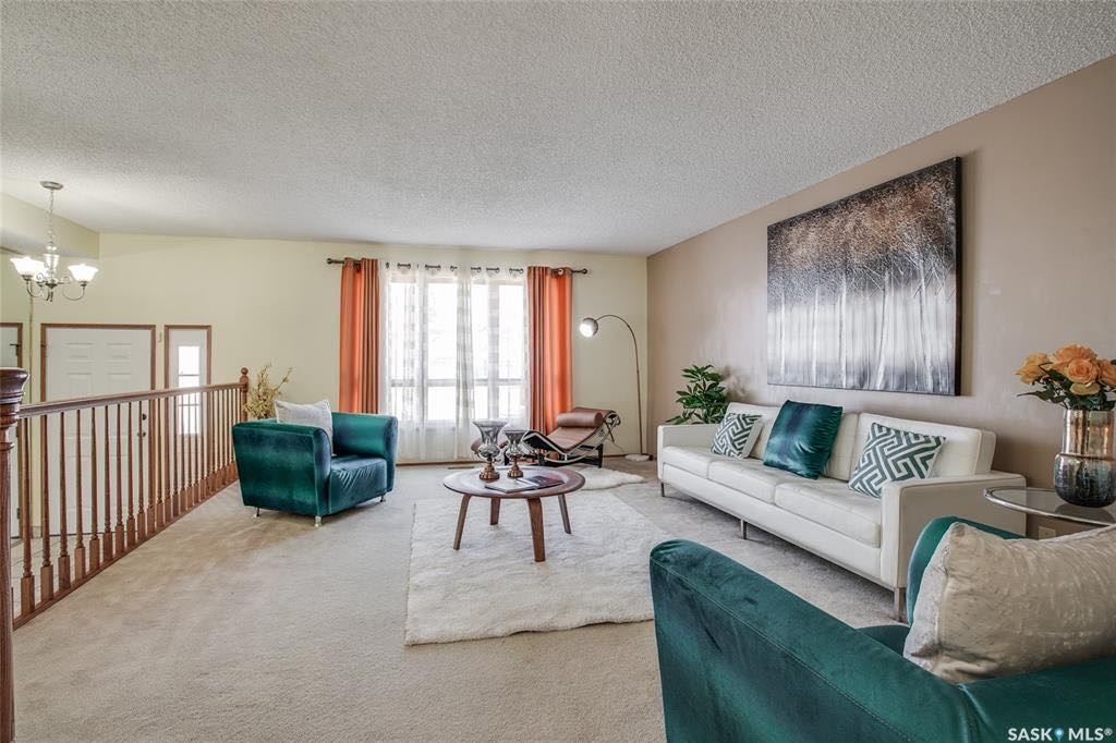 Lakeview小区最佳路段安静私密且便利，步行至近小学。2530尺独立屋占地近11375尺 出售。4房3卫，3个大厅/活动空间，2个餐厅，二楼有4个卧室，地下室10尺层高。大量更新升级：厨房，锅炉，不锈钢家电，瓦片等等。挂牌价格 $569000。联系地产经纪Gary Gai - 4