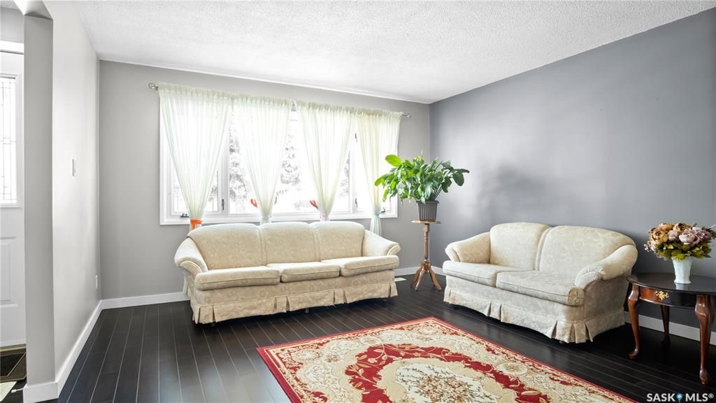 Eastview小区步行至小学及Market Mall 购物中心。5 房3卫 双厨房独立屋出售。保养极佳，更新有pvc节能窗户，瓦片，合成木地板，高效锅炉热水器，升级后院园林。主层3房一厅一卫。地下室独立出入口，独立厨房，两房一厅两卫。另有双车库。三车道。挂牌价格：$409900 - 4