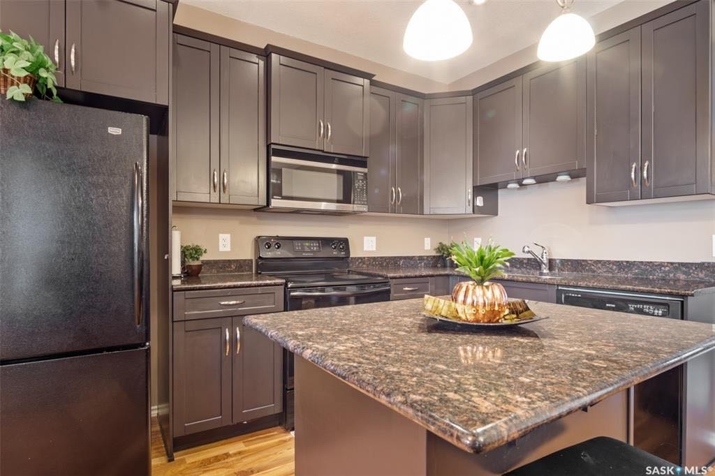 Willowgrove小区2013年建1360尺3房3卫联排别墅出售。房屋年代新，高档社区，整体保养得当。交通便利，可步行至两所学校和公园，近购物中心。房子是边户，一楼自然光充足，客厅宽敞明亮。一层9英尺挑高，高级复合板地板，全花岗岩台面，枫木橱柜，厨房设备齐全。二楼洗衣房，超大 - 7