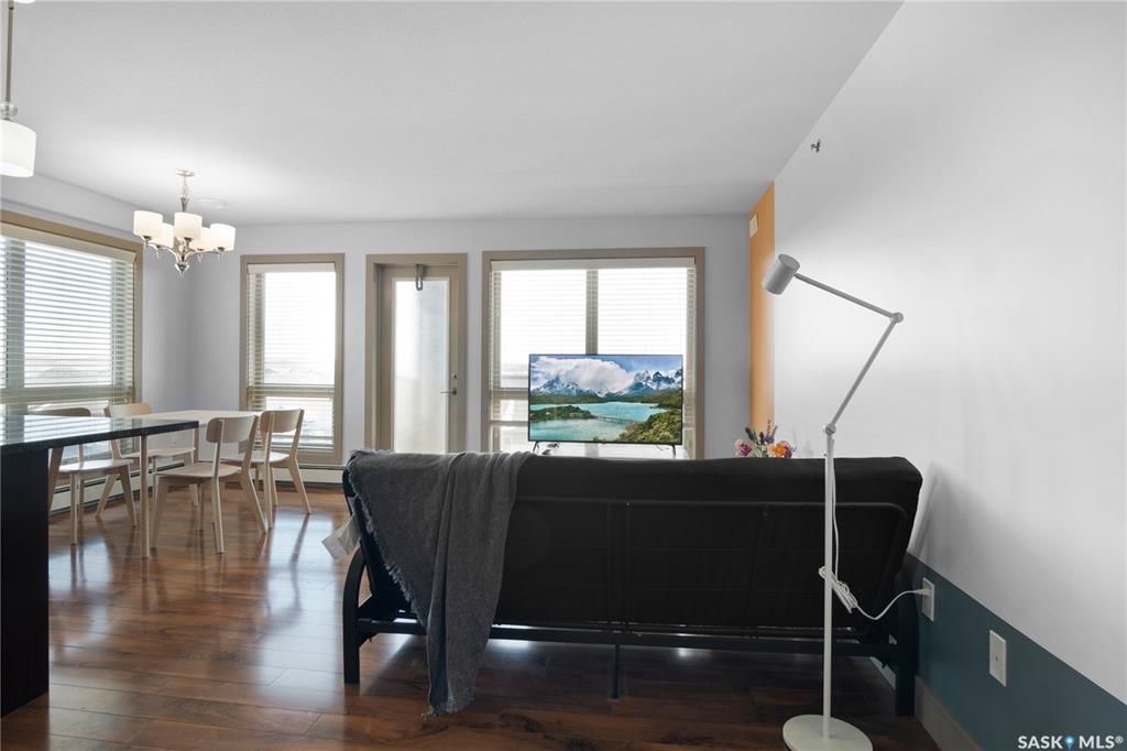 Willowgrove核心区域961尺顶楼边户公寓出售。步行至小学公寓等。高档电梯公寓楼，安静整洁。2室2卫带一个加热地下停车位外加一个地上停车位。采光好，3面多窗户，无遮挡一览好景色。高档合成木地板，大理石台面，枫木带阻尼橱柜，不锈钢家电，中央冷气。整体保养如新。另有公共会客区 - 4