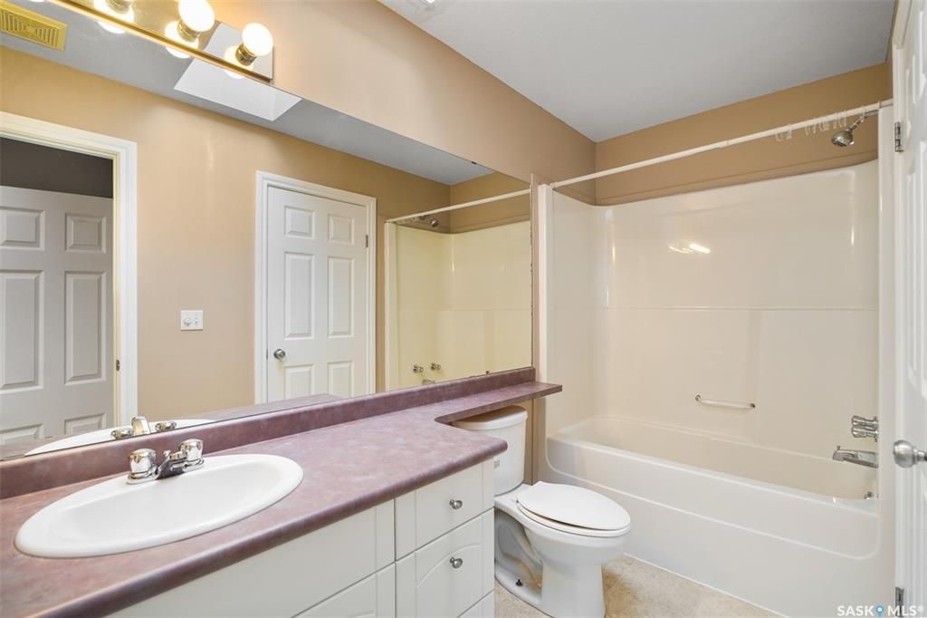 Briarwood小区私密联排出售3房3卫，安静边户多窗户采光好，安静私密绿地，背面没有邻居。二楼三个大尺寸房间，地下室装修有1超大多功能厅外加洗手间，保养如新，实木地板，升级橱柜，天然气壁炉，天窗，中央冷气等。挂牌价格 $285000。详情联系地产经纪Gary Gai 盖王睿  - 18