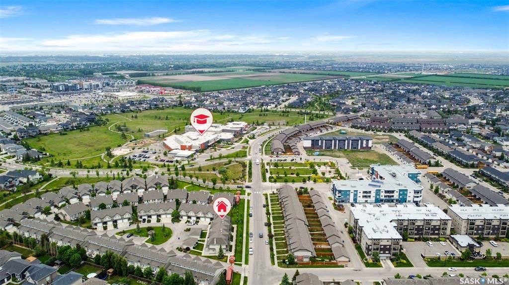 Willowgrove小学边3房4卫联排出售。步行至百年高中，公园超市购物，封闭小区1330尺，2007年建，保养如新。一楼大厅实木地板，枫木橱柜大厨房，2 楼两个大卧室各自带独立洗手间，地下室装修一房一厅一卫。另有一车库一车位。挂牌价格 $329900。详情联系Royal Le - 6