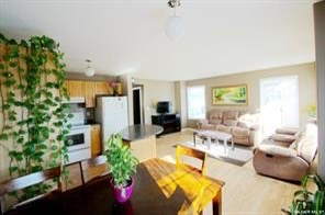 出租Briarwood 小区联排 边户 3 房2卫，1330尺，带车库，带地下室（未装修）。租金$1550 /月包水 。包除雪除草。无家具。租客自付电气网。一年起租，不分租，不抽烟。希望租客干净整洁守约讲理。有意请联系 Gary Gai 3063413677 微信gary3677 - 2